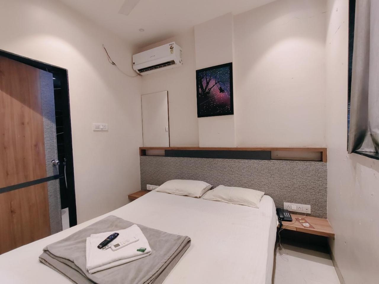Hotel Pragati Inn Ахмеднагар Экстерьер фото