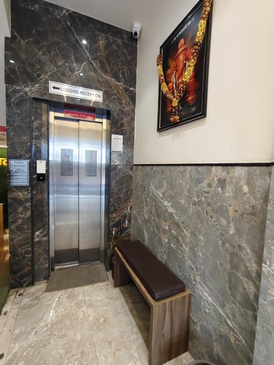Hotel Pragati Inn Ахмеднагар Экстерьер фото