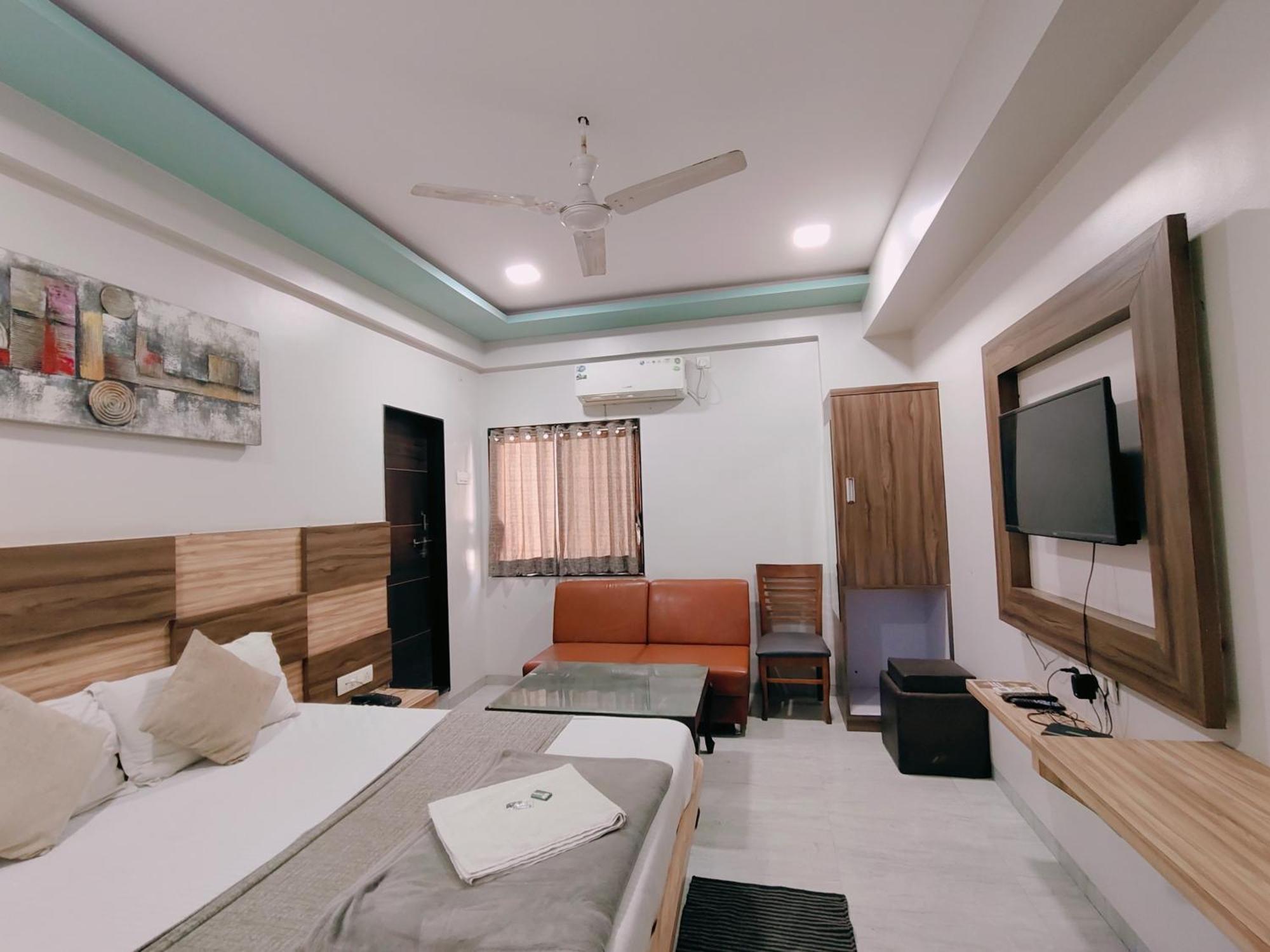 Hotel Pragati Inn Ахмеднагар Экстерьер фото
