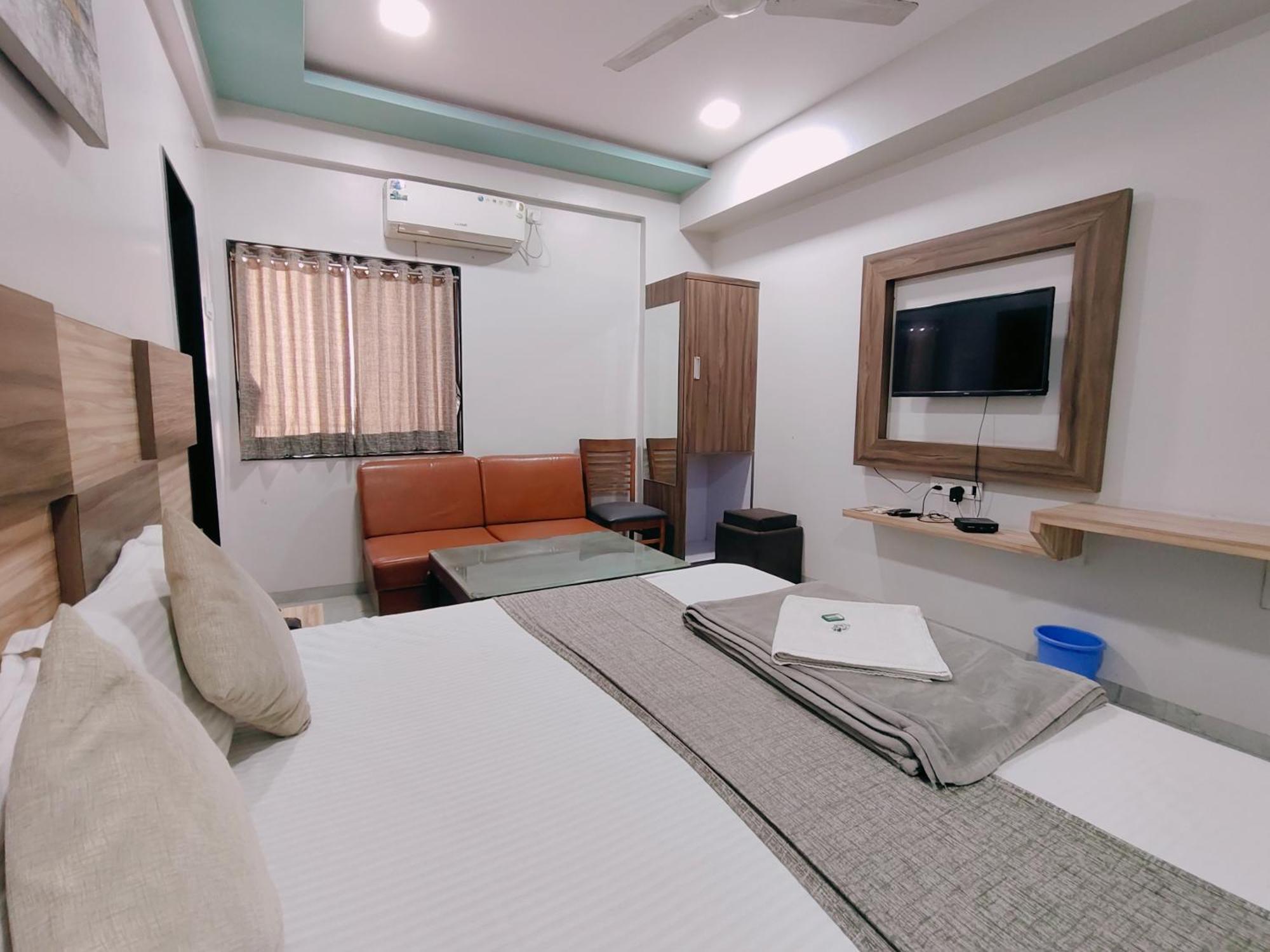 Hotel Pragati Inn Ахмеднагар Экстерьер фото