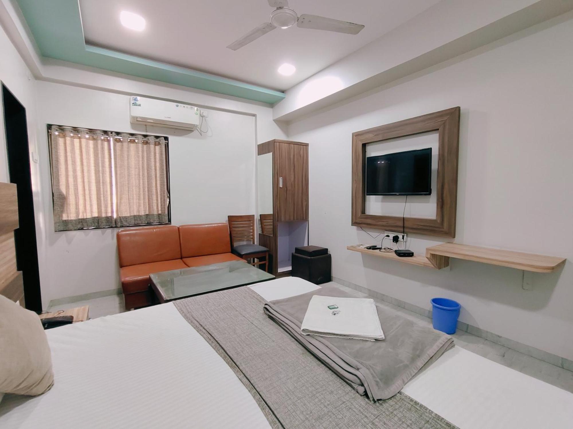 Hotel Pragati Inn Ахмеднагар Экстерьер фото